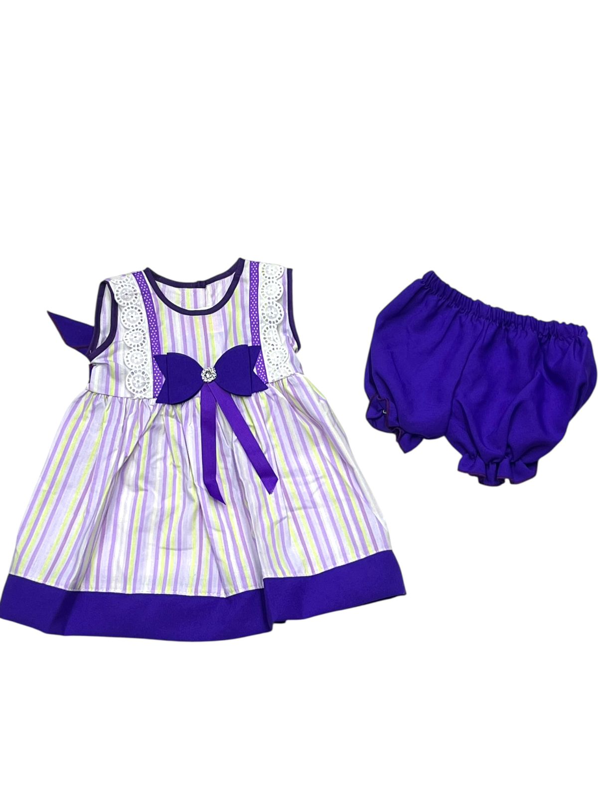 VESTIDO SIN MANGAS ESTAMPADO RAYAS CON MOÑO EN CINTURA INCLUYE CALZÓN