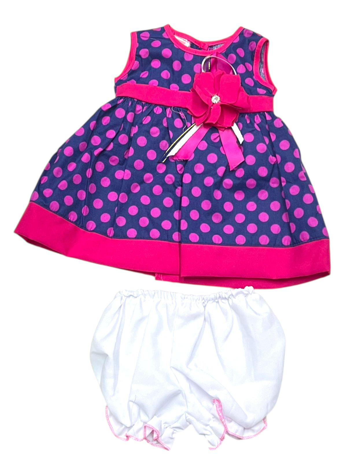 VESTIDO SIN MANGAS ESTAMPADO LUNARES, MOÑO EN CINTURA, INCLUYE CALZÓN