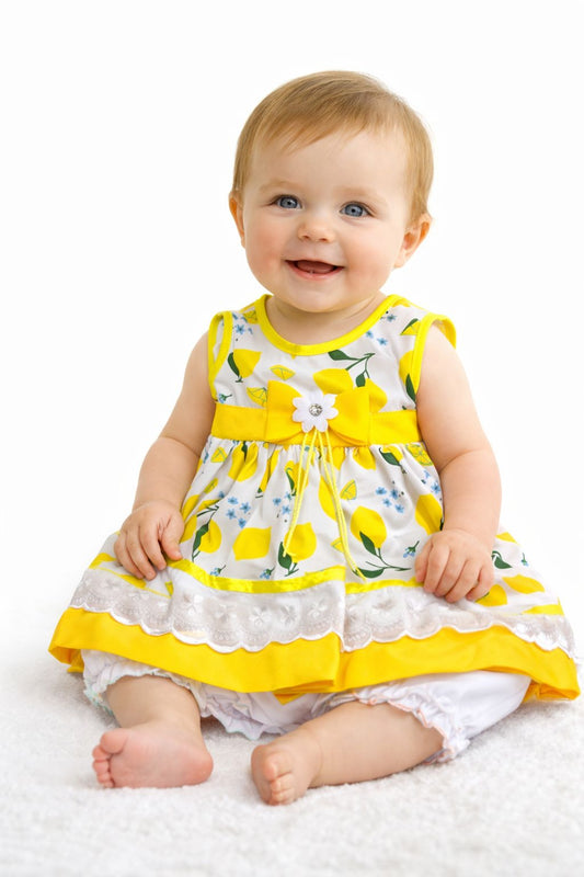 VESTIDO SIN MANGAS ESTAMPADO LIMONES, MOÑO EN CINTURA, INCLUYE CALZÓN