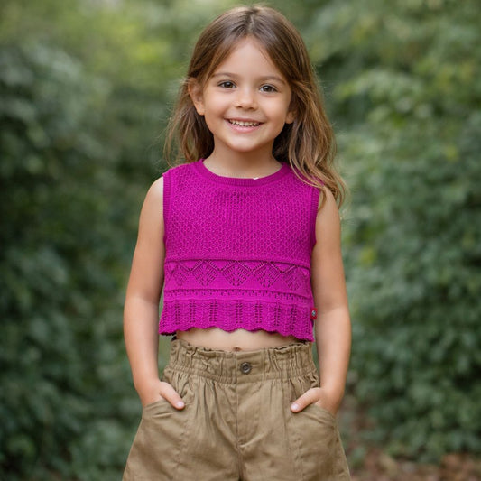 CONJUNTO 2P PARA NIÑAS CON BLUSA TEJIDA SIN MANGAS Y SHORT CON BOLSAS