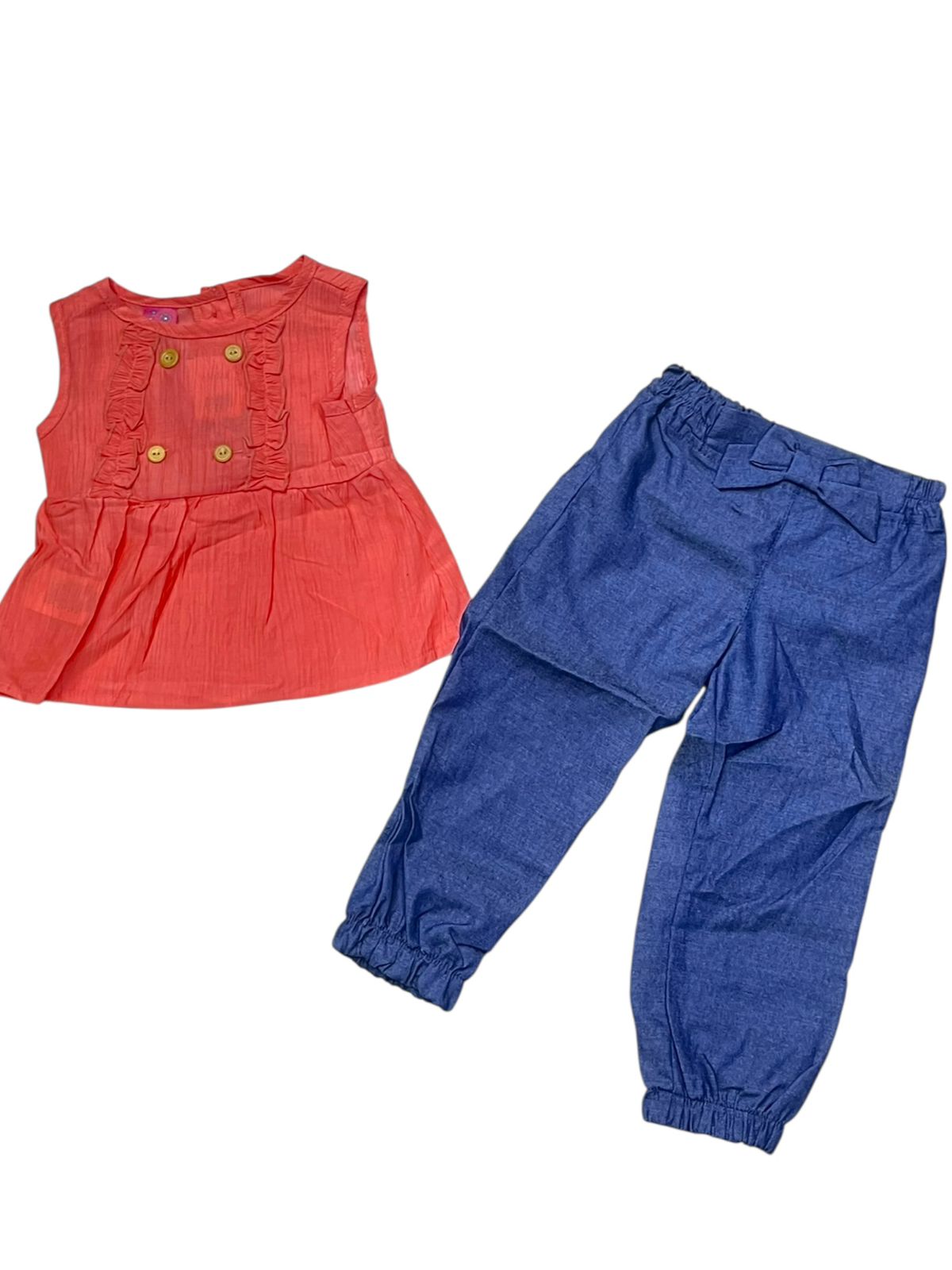 CONJ PARA NIÑA BLUSA SIN MANGAS, DETALLES AL FRENTE, JOGGER MEZCLILLA